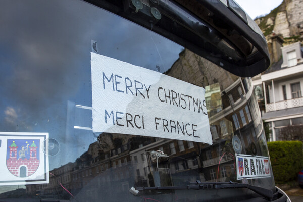 Βρετανία: Αποκλεισμένοι οδηγοί κάνουν Χριστούγεννα μέσα στα φορτηγά τους