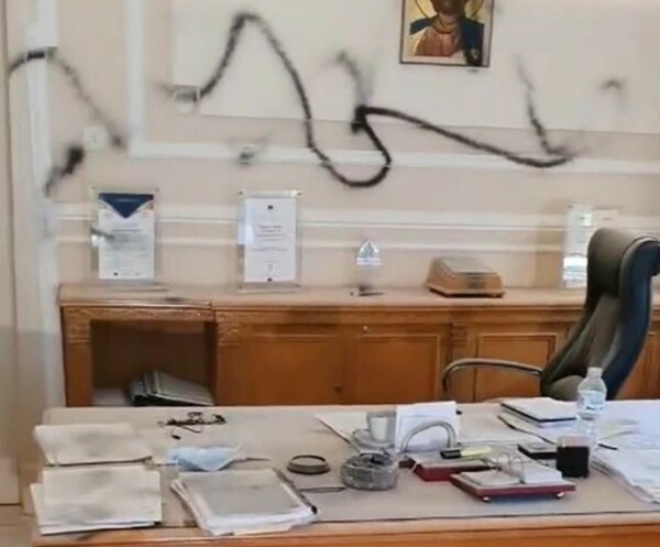 Αθλιότητες στην ΑΣΟΕΕ: Εισέβαλαν στο γραφείο του πρύτανη - και του κρέμασαν πινακίδα στο λαιμό