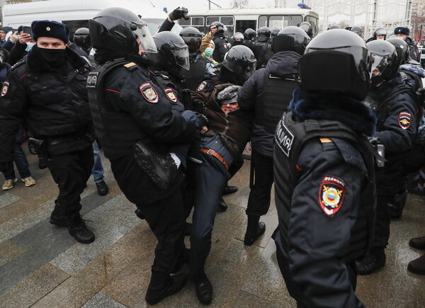 Ρωσία: Εκατοντάδες συλλήψεις στις διαδηλώσεις για τον Ναβάλνι- Συνέλαβαν και τη σύζυγό του
