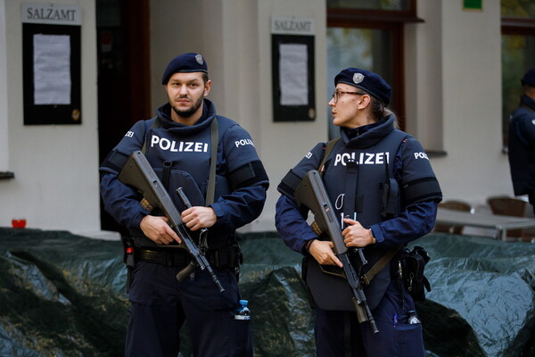 Επίθεση στη Βιέννη: Ταυτοποιήθηκαν τα θύματα- Ανάλυση βίντεο επιβεβαιώνει ότι ο δράστης έδρασε μόνος του