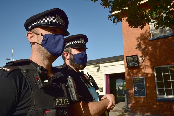 Βρετανία: Έκαναν παράνομο πάρτι, είπαν ότι «δεν ήξεραν για την πανδημία» επειδή δεν βλέπουν ειδήσεις