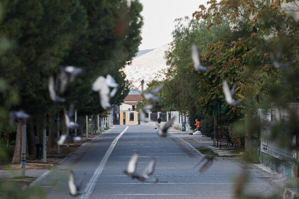 Lockdown: Φωτογραφίες από την άδεια Αθήνα- Σαρωτικοί έλεγχοι, τι ισχύει για τις μετακινήσεις