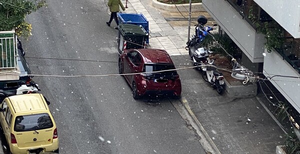 Κακοκαιρία: Χιονίζει στο κέντρο της Αθήνας (ΕΙΚΟΝΑ & ΒΙΝΤΕΟ)