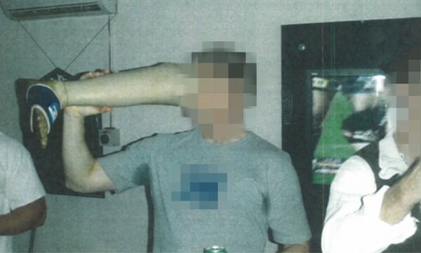 Guardian: Αντιδράσεις για φωτογραφία Αυστραλού στρατιώτη που πίνει μπύρα από προσθετικό πόδι νεκρού Ταλιμπάν