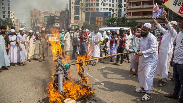 Μπαγκλαντές: Εξαγριωμένο πλήθος ξυλοκόπησε μέχρι θανάτου και έκαψε άνδρα- Επειδή «βεβήλωσε το Κοράνι»