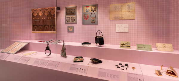 Oι 300 πιο ιδιαίτερες τσάντες του κόσμου εκτίθενται στο Μουσείο V&A του Λονδίνου