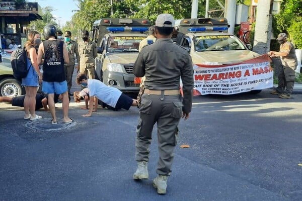 Το Μπαλί τιμωρεί με push-ups όσους ξένους δεν φορούν μάσκα για τον κορωνοϊό