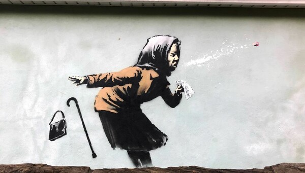 O Banksy αποκάλυψε το «φτέρνισμα», το νέο του έργο στο Μπρίστολ