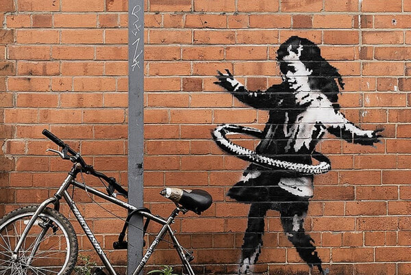 Banksy: Το mural με το κορίτσι που κάνει χούλα χουπ πωλήθηκε σε γκαλερί «μαζί με τον τοίχο»