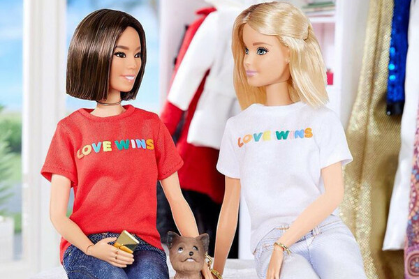 Είναι η Barbie λεσβία; Οι εικόνες που έγιναν (ξανά) viral και η απάντηση
