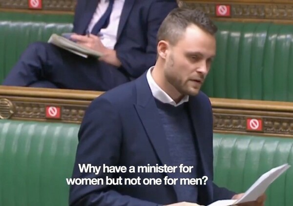 Οργή για τον Βρετανό βουλευτή που ζήτησε πιο πολλά δικαιώματα για τους «στρέιτ λευκούς άντρες»