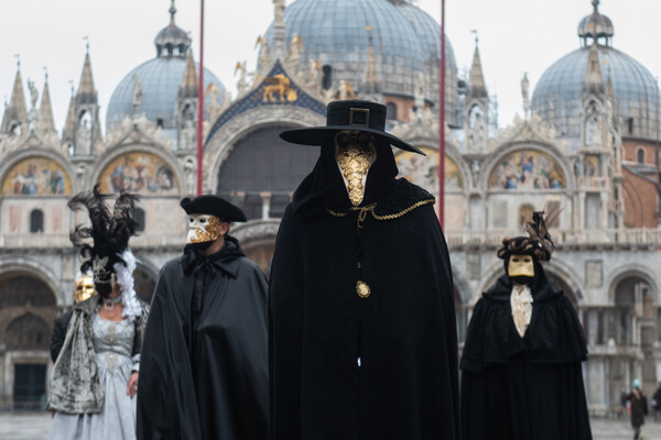 Βενετσιάνικες φορεσιές και μάσκες σε ένα απαγορευμένο καρναβάλι [ΒΙΝΤΕΟ]