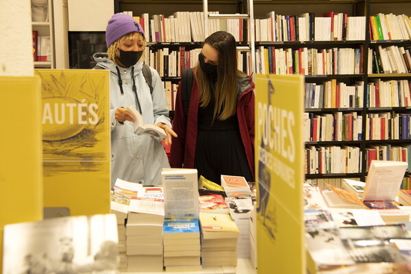 Τα βιβλιοπωλεία στη Γαλλία δίνουν μάχη για να παραμείνουν ανοιχτά