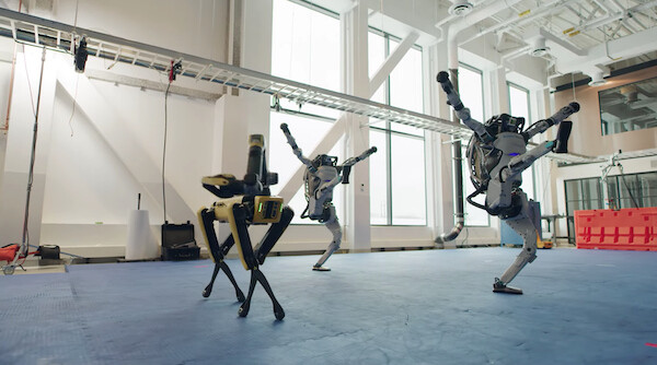 Ρομπότ καλωσορίζουν το 2021 χορεύοντας - Βίντεο