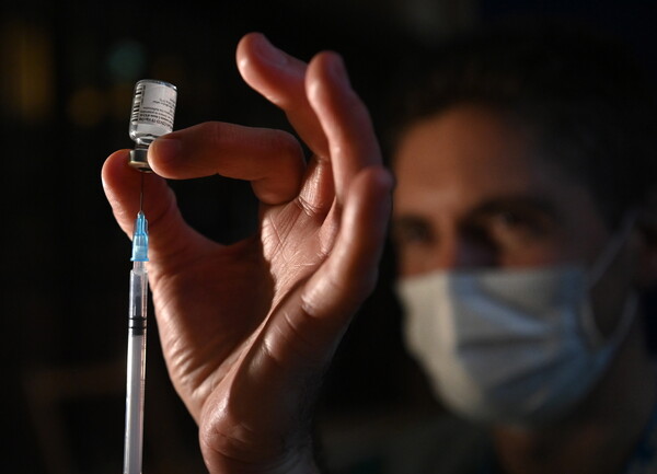 Βρετανική προειδοποίηση: «Οι εμβολιασμένοι μπορεί να μεταδίδουν το ιό»