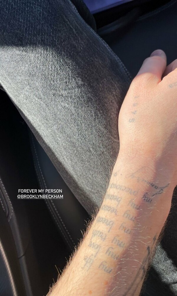 Ο Μπρούκλιν Μπέκαμ έκανε νέο τατουάζ για τη Νίκολα Πελτζ αλλά οι φανς απορούν: «Ανατριχιαστικό»