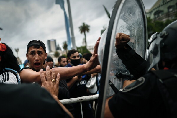 Ντιέγκο Μαραντόνα: Επεισόδια με δακρυγόνα στο Μπουένος Άιρες - Απομακρύνθηκε το φέρετρο