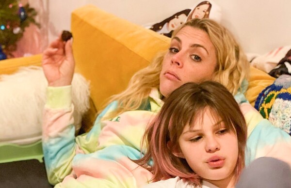 Η Busy Philipps αποκάλυψε πως το 12χρονο παιδί της είναι γκέι: «Θέλει την αντωνυμία των non-binary»