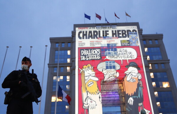 Γαλλία: Σκίτσα του Charlie Hebdo σε δημόσια κτίρια του Μονπελιέ και της Τουλούζης