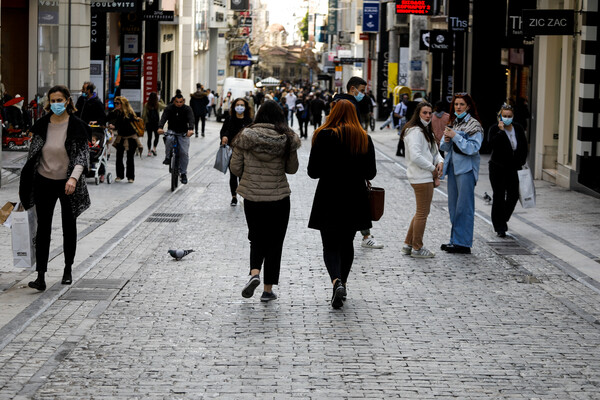 Click In Shop: Μειωμένη κίνηση στους εμπορικούς δρόμους της Αθήνας - Φωτογραφίες από Ερμού