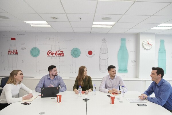 Upside Open Content Hub: H διαδραστική πρωτοβουλία της Coca-Cola Τρία Έψιλον την φέρνει πιο κοντά στους νέους