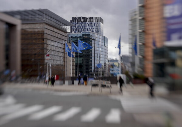 Reuters: Η αντίστροφη μέτρηση για την «καταστροφή»- Το παρασκήνιο της μάχης της Ευρώπης για τα εμβόλια