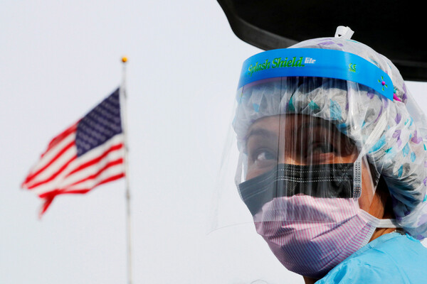 ΗΠΑ: Στην Πενσιλβάνια μπορεί να φορούν μάσκα μέχρι το τέλος του 2021