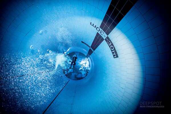 Πολωνία: Άνοιξε η πιο βαθιά πισίνα για καταδύσεις στον κόσμο- Με υποβρύχιες «σπηλιές» και 45,5 μ. βάθος