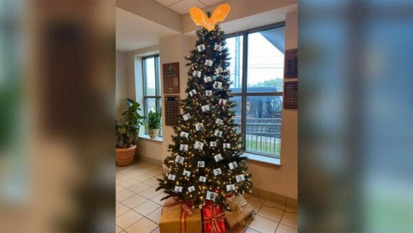 Αστυνομικό τμήμα στόλισε χριστουγεννιάτικο δέντρο με φωτογραφίες υπόπτων και προκαλεί οργή