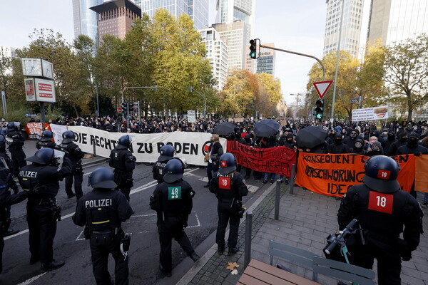 Διαδηλώσεις στην Ευρώπη για τα αυστηρά lockdown: «Προστασία χωρίς να σκοτώσουμε την οικονομία»