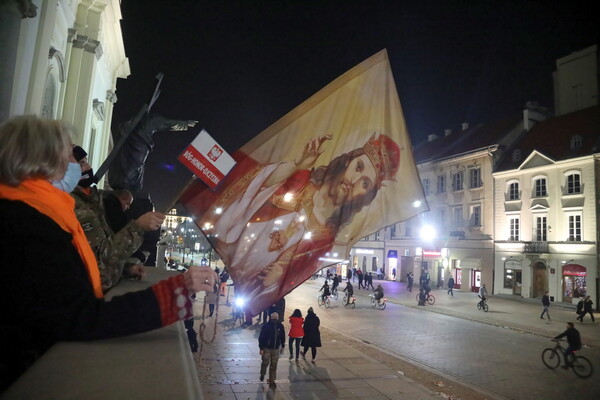 Πολωνία: Διαδηλωτές εισβάλλουν σε καθολικές εκκλησίες και διαμαρτύρονται για την απαγόρευση των αμβλώσεων