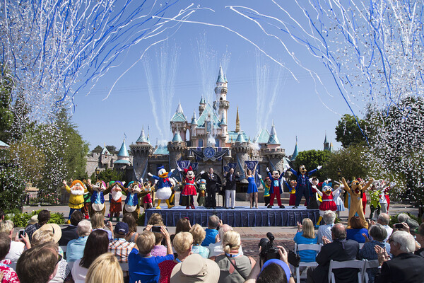 ΗΠΑ: Η Disneyland μετατρέπεται σε κέντρο μαζικών εμβολιασμών