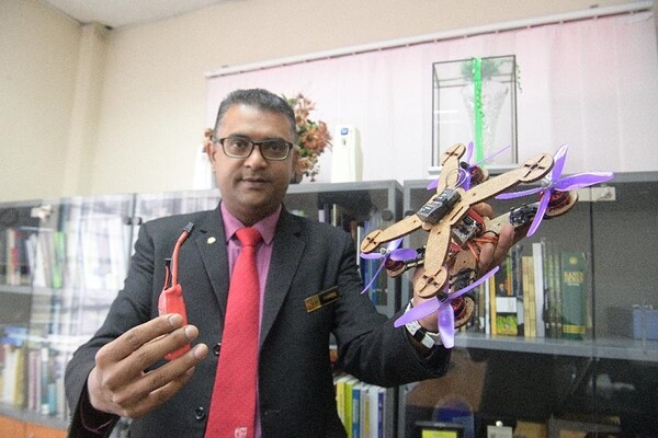 Μαλαισιανοί επιστήμονες κατασκεύασαν drone από φύλλα ανανά