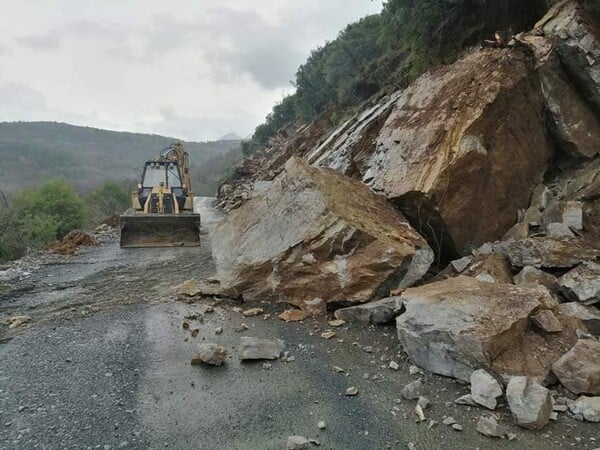 Κακοκαιρία: Ανεμοστρόβιλος στην Άρτα - Πλημμύρισε χωριό στα Τζουμέρκα