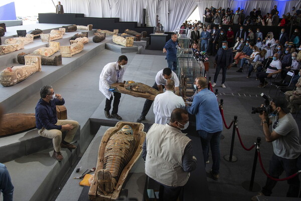 Αίγυπτος: 100 άθικτες σαρκοφάγοι 2.500 ετών στη Νεκρόπολη της Σακκάρα [ΦΩΤΟΓΡΑΦΙΕΣ]