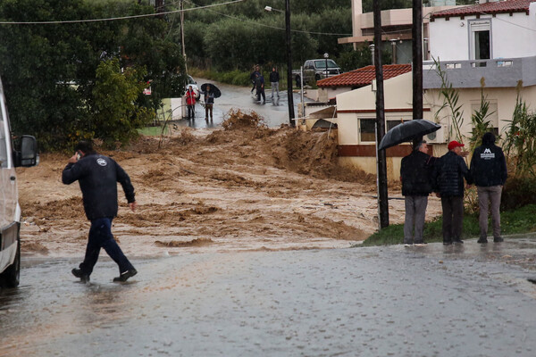 Κρήτη: Εικόνες απόλυτης καταστροφής στη Χερσόνησο από τη θεομηνία - Αυτοκίνητα στη θάλασσα & πλημμυρισμένα σπίτια