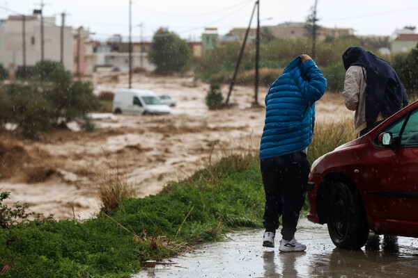 Κρήτη: Εικόνες απόλυτης καταστροφής στη Χερσόνησο από τη θεομηνία - Αυτοκίνητα στη θάλασσα & πλημμυρισμένα σπίτια