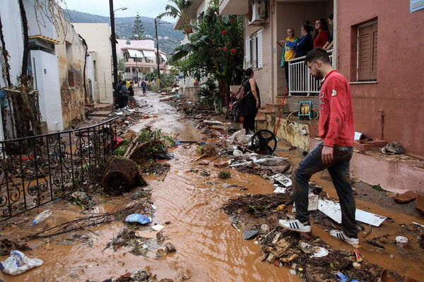 Κρήτη: Εικόνες απόλυτης καταστροφής στη Χερσόνησο από τη θεομηνία - Αυτοκίνητα στη θάλασσα & πλημμυρισμένα σπίτια