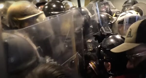 Αστυνομικοί πασχίζουν να κρατήσουν τον όχλο έξω από το Καπιτώλιο- Νέο βίντεο από την εισβολή