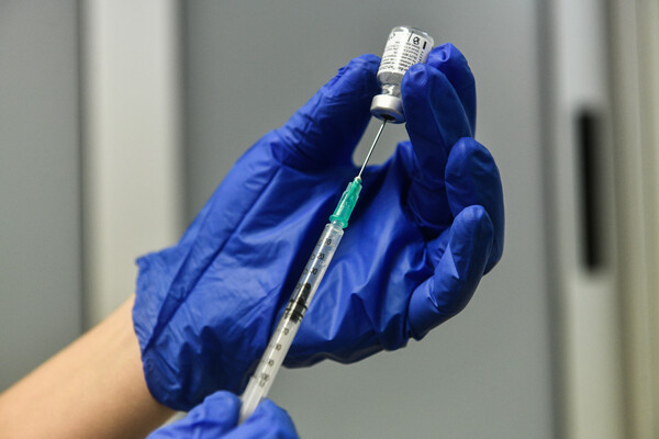 Κορωνοϊός - ΕΚΠΑ: «Σπάνιες οι αλλεργικές αντιδράσεις στο εμβόλιο» - Ο ρόλος του ιστορικού