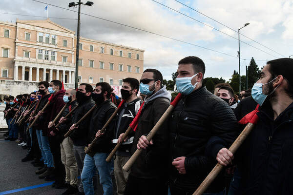 Σε εξέλιξη το πανεκπαιδευτικό συλλαλητήριο- Κλειστοί οι δρόμοι στο κέντρο της Αθήνας