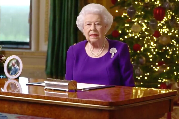 Μήνυμα αισιοδοξίας από τη βασίλισσα Ελισάβετ για τη νέα χρονιά: «Θα συναντηθούμε όλοι ξανά»