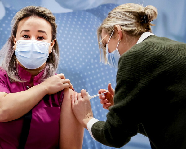 Ολλανδία: Πρεμιέρα για τους εμβολιασμούς - 39χρονη νοσοκόμα η πρώτη που έλαβε το εμβόλιο της Pfizer