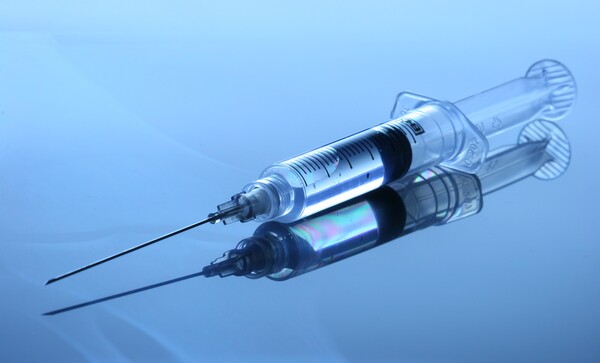 Κορωνοϊός: Πρεμιέρα σήμερα για τους εμβολιασμούς - Ποιοι θα λάβουν την πρώτη δόση
