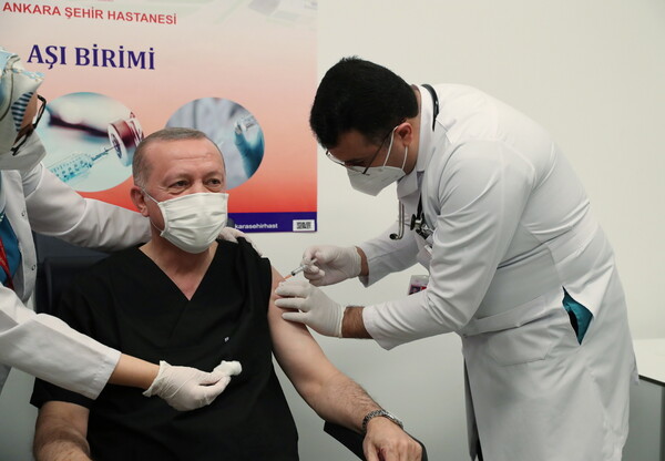 Ο Ερντογάν εμβολιάστηκε κατά της Covid-19 και φωτογραφήθηκε για να καθησυχάσει τους πολίτες