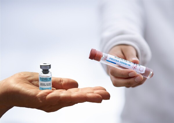 Blooomberg: Οι μεταλλάξεις του κορωνοϊού υπονομεύουν την όποια αισιοδοξία παρά τα νέα εμβόλια