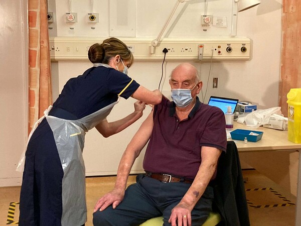 Ην. Βασίλειο: 82χρονος ο πρώτος άνθρωπος στον κόσμο που έκανε το εμβόλιο της Οξφόρδης