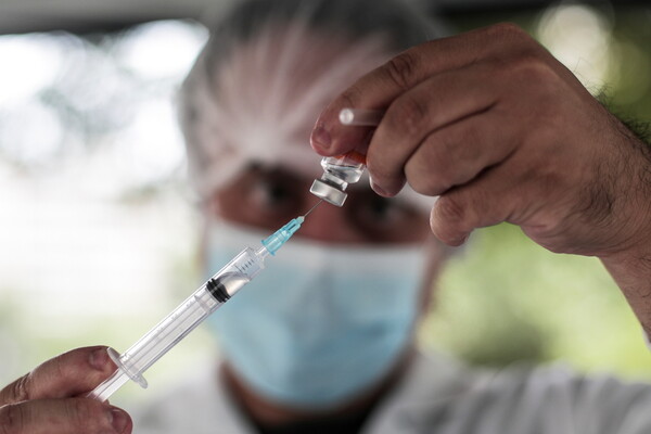 Κορωνοϊός: Η Κίνα ενέκρινε το εμβόλιο της Sinovac για τον γενικό πληθυσμό