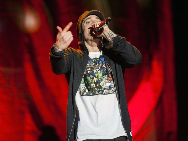 Ο Eminem ζητά συγνώμη από την Ριάνα με το νέο του τραγούδι