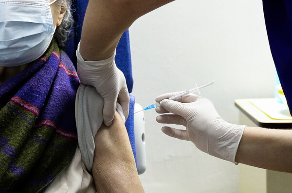 Δημοσκόπηση Pulse: Ανησυχία για τις μεταλλάξεις- 7 στους 10 λένε ότι θα κάνουν το εμβόλιο
